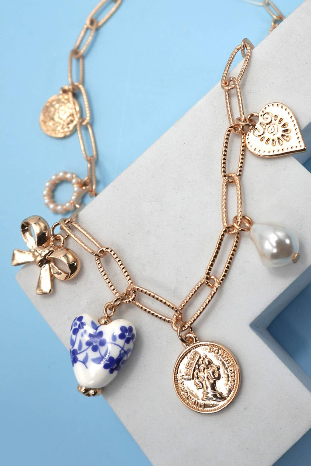 JOSSLYN by wall to wall - CERAMIC PORCELAIN BOW HEART CHARM LINK NECKLACE | 80N91547