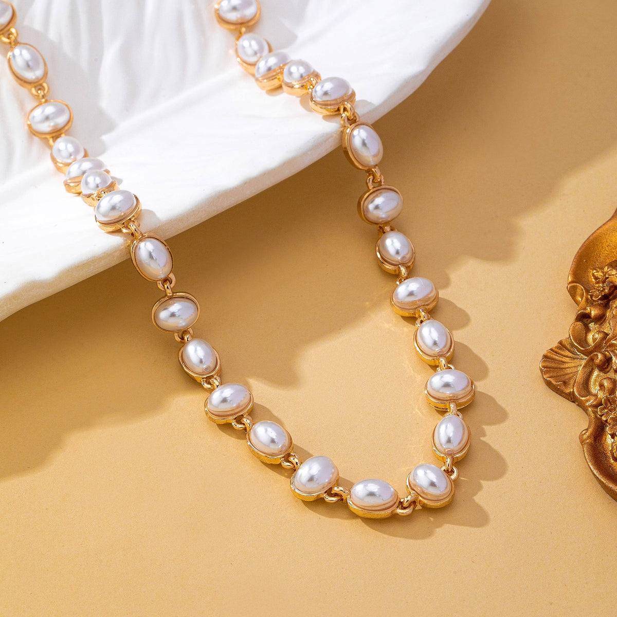 Bezel-Set Oval Pearl Necklace | 80N93655